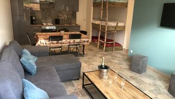 Una Smart TV, un futbolín, una mesa de tenis de mesa, una videoteca