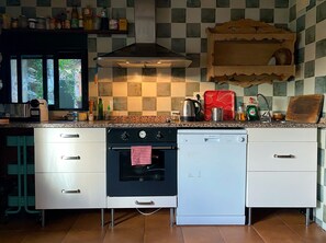 Een koelkast, een oven, een kookplaat, een vaatwasser