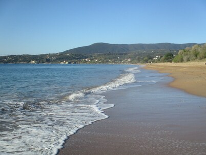 Goatshed, a Romantic Cottage .Sleeps 3.( 2 Ideal )Walk to  long sandy beach.