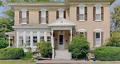 10 Acre Private Estate, Covered Hot Tub, Heated Pool, Xfinity Broadband,