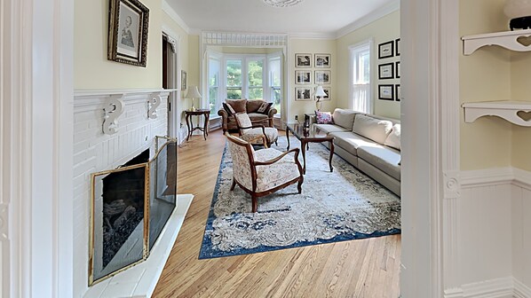 Smart-TV, Kamin, Bücher, Videothek