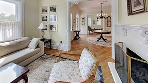 Smart-TV, Kamin, Bücher, Videothek