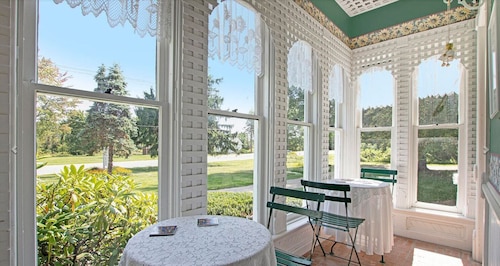 10 Acre Private Estate, Covered Hot Tub, Heated Pool, Xfinity Broadband, 
