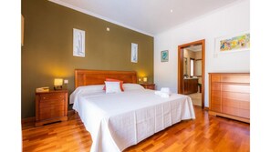 5 bedrooms, iron/ironing board, free WiFi, bed sheets