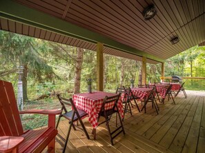 Outdoor dining - Sunset Lake Cabin in Ripley, NY (Ripley)