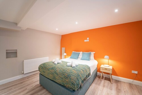 Spacious Apartment - Town Centre - Parking - 2 Bedrooms