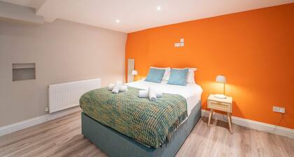 Spacious Apartment - Town Centre - Parking - 2 Bedrooms