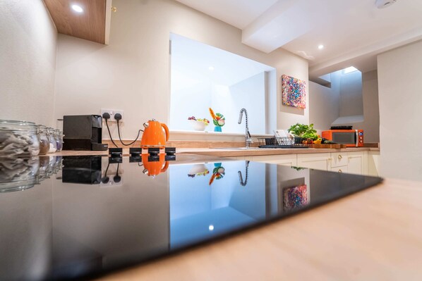 Fridge, microwave, oven, coffee/tea maker