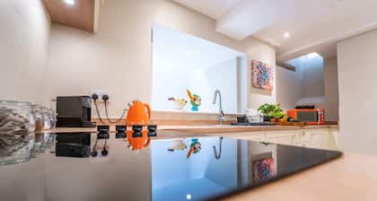 Spacious Apartment - Town Centre - Parking - 2 Bedrooms