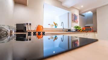 Fridge, microwave, oven, coffee/tea maker