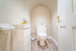Douche, sèche-cheveux, serviettes fournies, shampoing