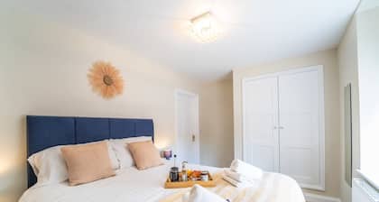 Spacious Apartment - Town Centre - Parking - 2 Bedrooms