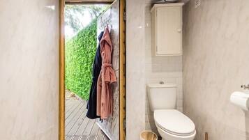 Serviettes fournies, savon, shampoing, papier toilette