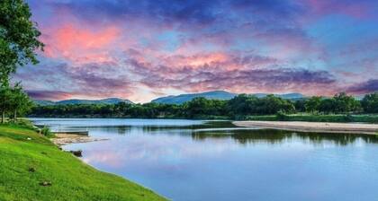 Beautiful Quiet Getaway on Llano River w/ Lake LBJ Access