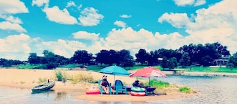 Beautiful Quiet Getaway on Llano River w/ Lake LBJ Access 