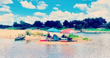 Beautiful Quiet Getaway on Llano River w/ Lake LBJ Access