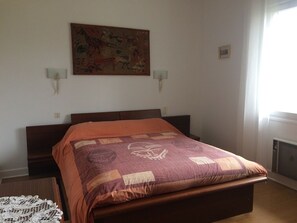 3 quartos, ferros/tábuas de passar roupa, berço de viagem