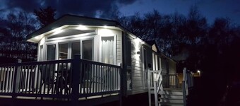 Interstellar - Luxury Hot Tub Lodge