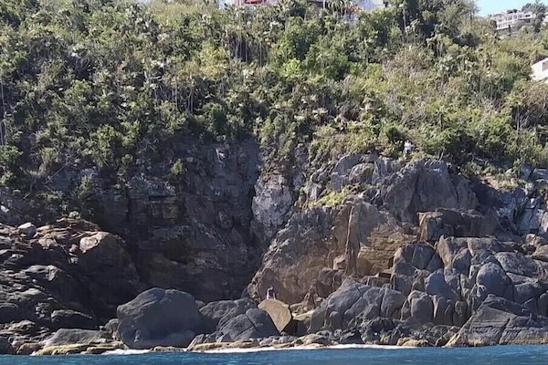 Villa Vista atop cliff, south of Atlantic