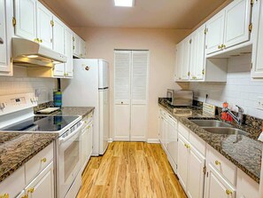 Fridge, microwave, oven, stovetop - Luxury Villa Stunning Harbour Views Hilton Head (Hilton Head Island)
