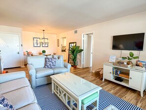 Smart TV - STUNNING VIEWS, RENOVATED VILLA WITH POOL PASS AND BALCONY (Hilton Head Island)