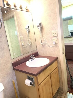 Bathtub, hair dryer, towels - Carr's Northside Cottages (Gatlinburg)
