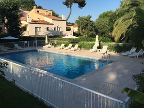 Piscine extérieure, chaises longues