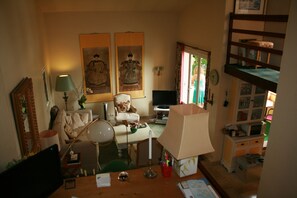 Een smart-tv en een kantoor