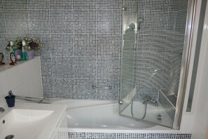 Chuveiro, secador de cabelo, toalhas de banho 