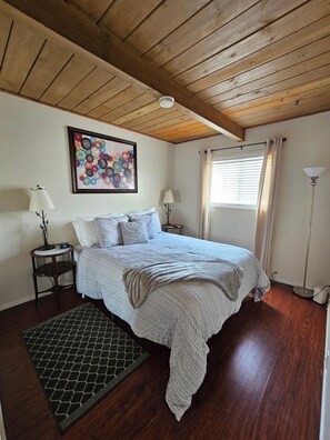 2 slaapkamers, een strijkplank/strijkijzer, gratis wifi, beddengoed