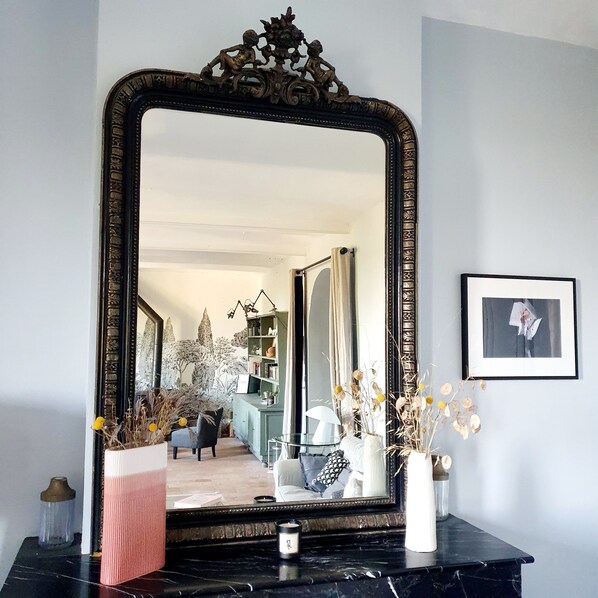 Televisión, oficina y impresora 