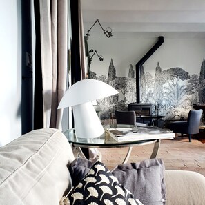 Televisión, oficina y impresora 