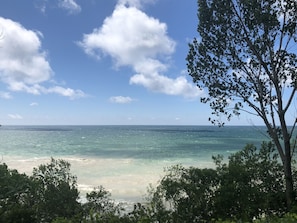 在海滩、沙滩椅、沙滩毛巾