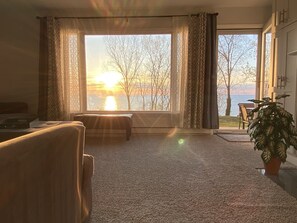 Smart TV, fireplace, DVD player, books - 🌅Private Beach! Stunning Views! Firepit! Lake Michigan Paradise! ⛵️ (Benton Harbor)