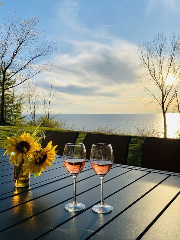 Outdoor dining - 🌅Private Beach! Stunning Views! Firepit! Lake Michigan Paradise! ⛵️ (Benton Harbor)