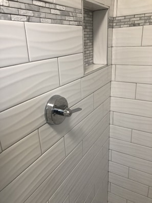 Badekar, håndklær, såpe og toalettpapir
