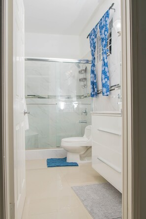 Dusj, håndklær, såpe og toalettpapir