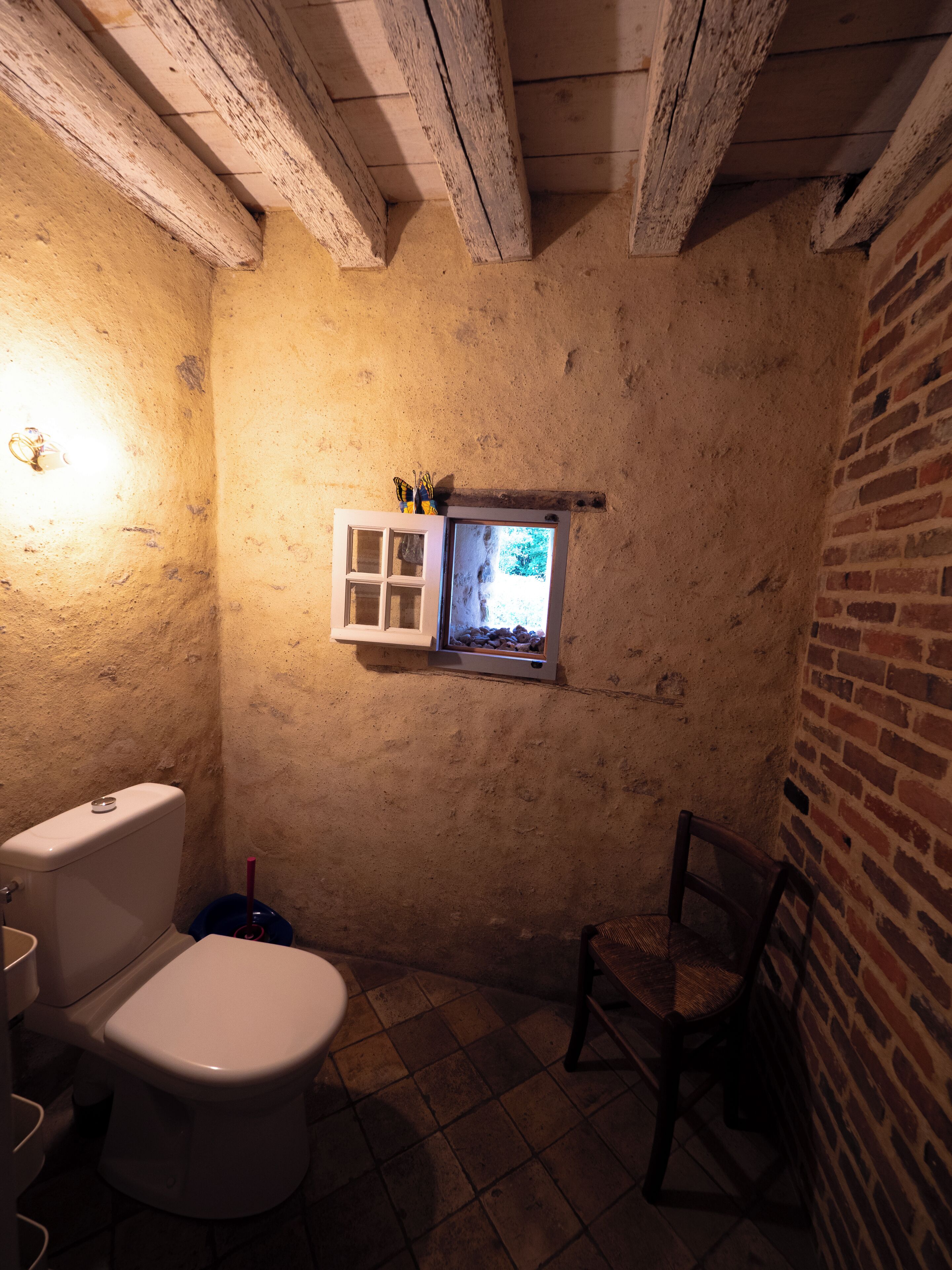 Douche, séchoir à cheveux, serviettes fournies, savon