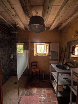 Douche, sèche-cheveux, serviettes fournies, savon