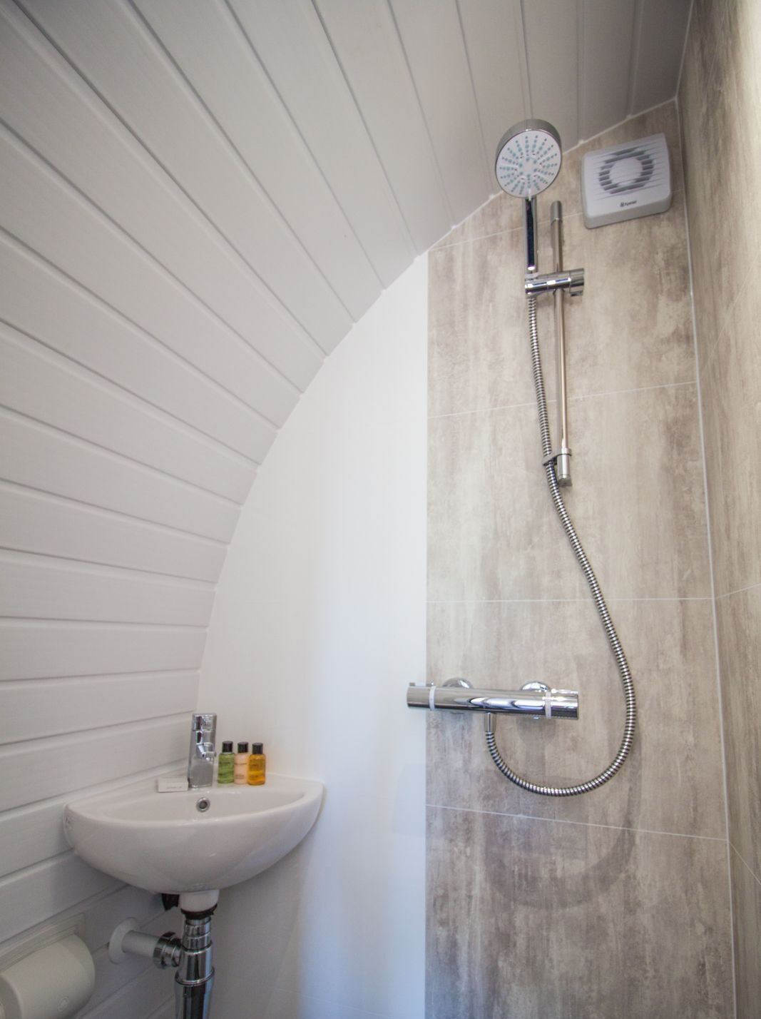Een douche, handdoeken