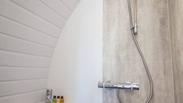 Een douche, handdoeken