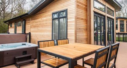 Rowan Lodge | sleeps 4 - Hot Tub, Dog Friendly - 5* Gold Award