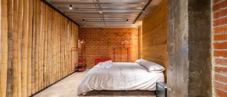 2 habitaciones, tabla de planchar con plancha y ropa de cama