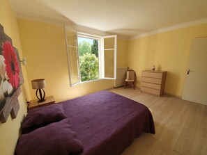2 dormitorios, tabla de planchar con plancha, wifi gratis y ropa de cama
