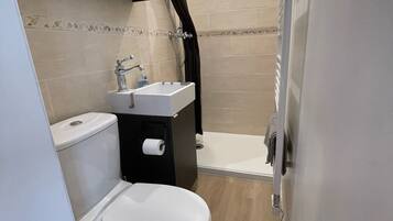 Doccia, asciugacapelli, asciugamani, carta igienica