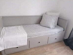 2 slaapkamers, een strijkplank/strijkijzer, reisbedje, gratis wifi