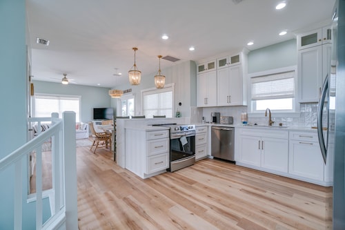 Fully Renovated! Gulf AND Bay views! Inground Heated Pool! 2 min walk to beach!