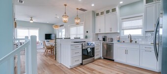 Fully Renovated! Gulf AND Bay views! Inground Heated Pool! 2 min walk to beach!