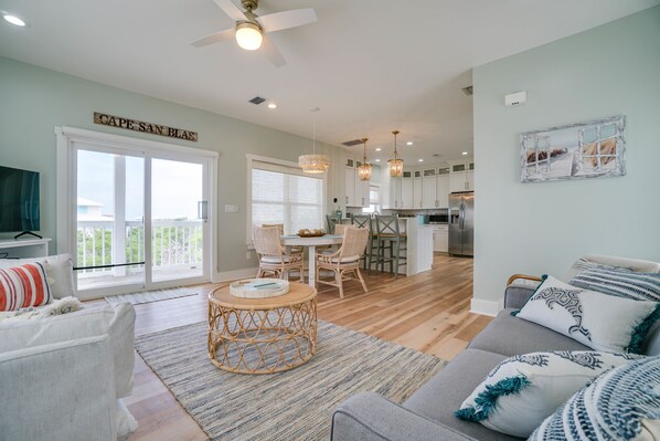 TV connectée, lecteur de DVD, livres, vidéothèque