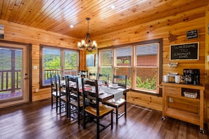 Dining - Stunning Views ⭐️ Downtown Gatlinburg ⭐️ Hot Tub ⭐️ Pet Friendly ⭐️ New Listing ⭐️ (Gatlinburg)